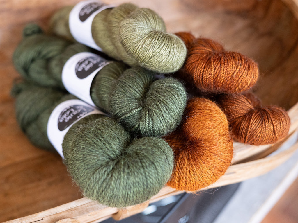 Woollen Spun vs. Worsted Spun: Finding the Perfect Match for Your Next Cast-On